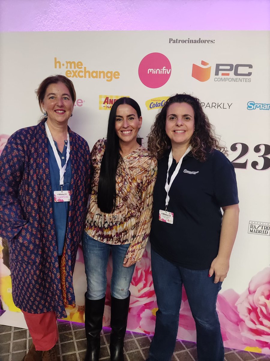 Smartickmetodo's tweet photo. Qué bien haber coincido con @LauraCuestaCano en los premios #Inspírate @madresfera #MbDay Admiración por su sensatez contra el brochagordismo #antipantallas. https://t.co/ya9nSoNYnR