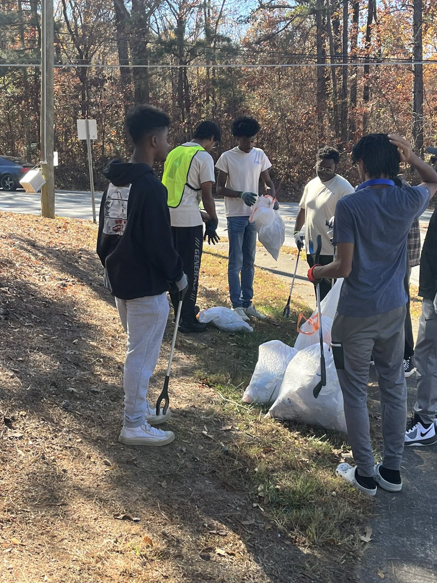 ShilohGenerals's tweet photo. Day 74A (Weekend Edition) - Our students have hearts of service. #Salutes to our cheerleaders who volunteered to feed the hungry & to our DECA members who joined with the Chad Livsey Project to clean up the street between Shiloh High & Shiloh Elementary!#MoreThan180daysofPRIDE https://t.co/bXZGrf7fYw