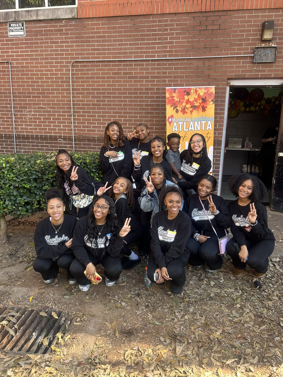 ShilohGenerals's tweet photo. Day 74A (Weekend Edition) - Our students have hearts of service. #Salutes to our cheerleaders who volunteered to feed the hungry & to our DECA members who joined with the Chad Livsey Project to clean up the street between Shiloh High & Shiloh Elementary!#MoreThan180daysofPRIDE https://t.co/bXZGrf7fYw