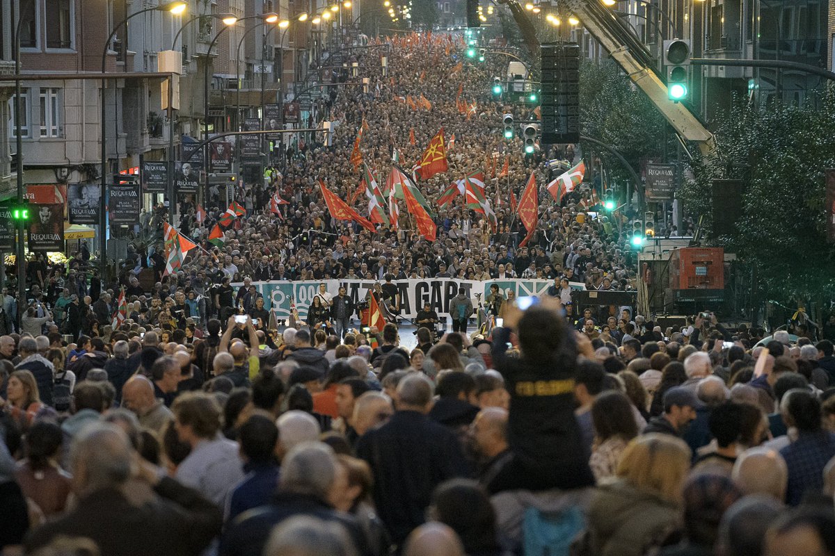 OskarMatute's tweet photo. Cuando los fascistas llaman a la puerta, no hay otra prioridad que pararlos.

Y hoy la sociedad vasca lo ha vuelto a hacer llenando la calle Autonomía de Bilbao de dignidad, solidaridad y ansias de libertad.

#NazioaGara eta ez dizkigute hegoak ebakiko! Gora gu ta gutarrak! https://t.co/Jp7SRgjXug