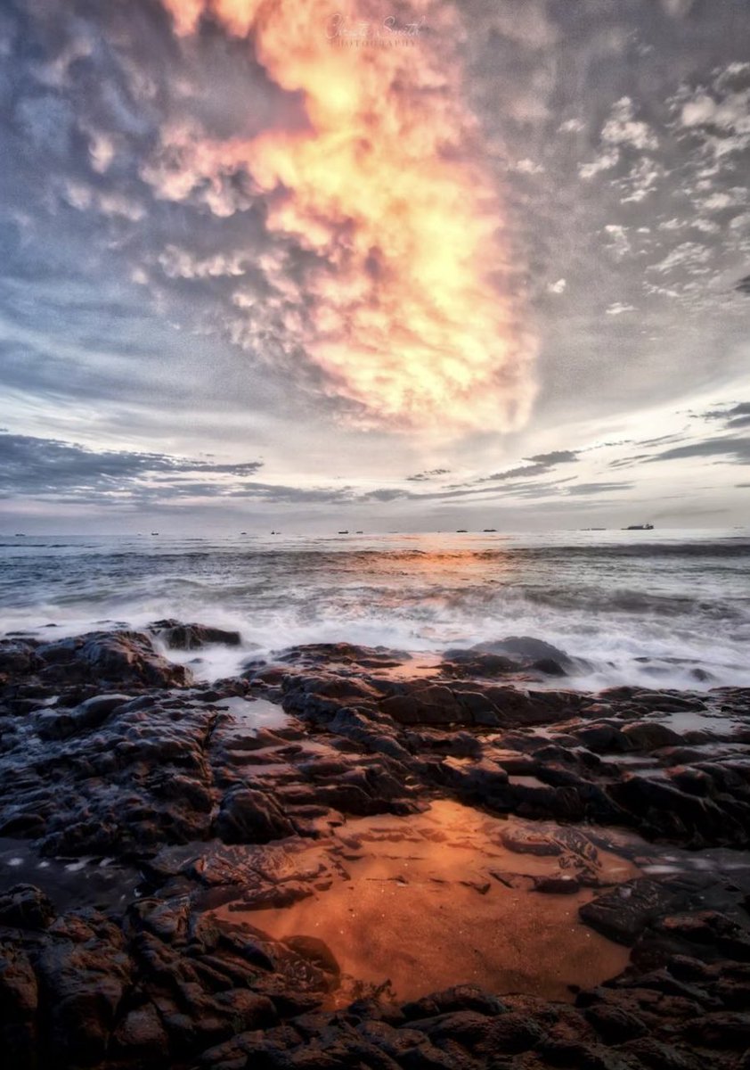 ILuvDBN's tweet photo. The sunset in Durban today. Wow 🤩 @conjasmith https://t.co/VDfWqadq5e