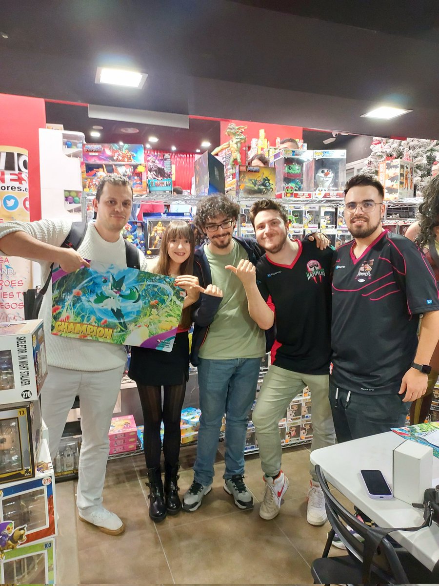¡<a href="/SenecilloLara35/">Senén Lara~</a> se lleva el cup de Comic Stores hoy en Málaga, estrenándose como nuevo fichaje de los Hammers! Next stop: Polonia 🥳⚒️