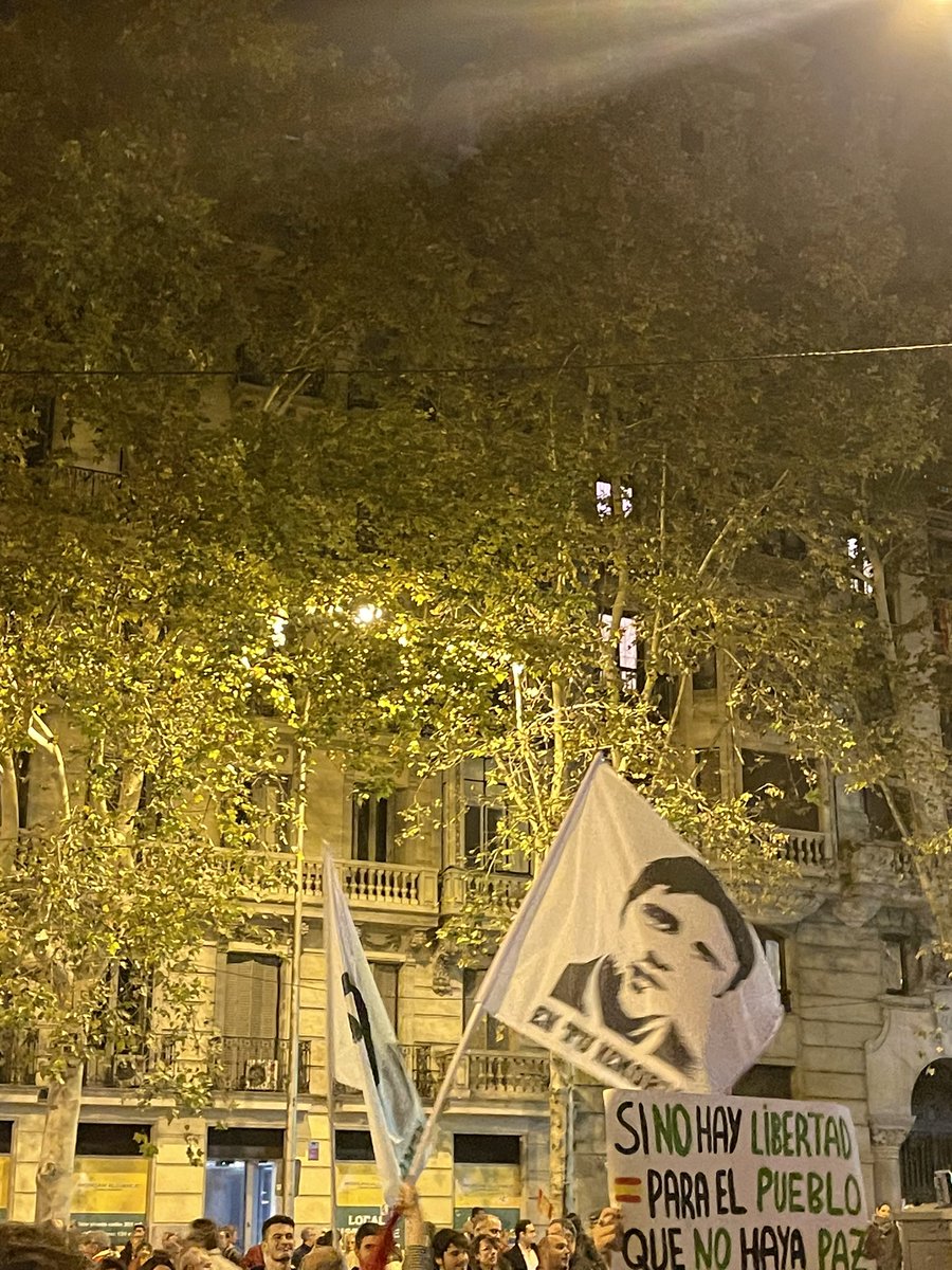 La gente aplaude al pasar la imagen de Miguel Ángel Blanco en Ferraz