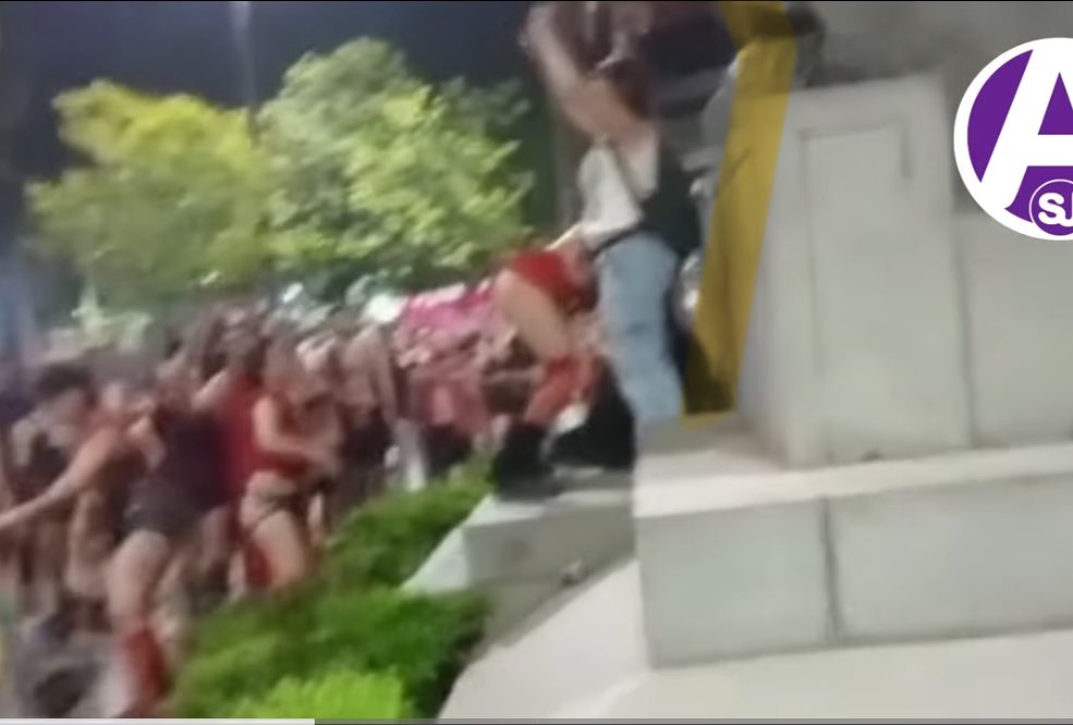 GustiiSanchez's tweet photo. @pabloavelluto Que tienes para decir de eso? kirchneristas atacan a mujeres que piensan distinto. Eso es intolerancia, eso es ser facho. Por no votar como ellos, las agravian, golpean, humillan pasándote los genitales por la cara. El facismo de izquierda es notorio en América latina. https://t.co/JQEljW0LEJ