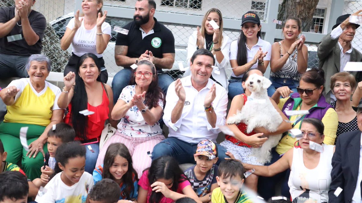 JCardenasRey's tweet photo. Construir una ciudad de bienestar, menos desigual y reducir las brechas de inequidad social es un reto enorme que todos los gobernantes asumimos y tras dos años con pandemia, estallido social y crisis económica fue mucho más difícil afrontarlo.

Hoy puedo decirle a los bumangueses que tenemos los mejores indicadores de empleo del país, reducimos las brechas de desigualdad/pobreza y aumentamos los programas y beneficios para la población más vulnerable.

Aquí les dejo un resumen de todo lo que hicimos.🧵

🙌🏻 Invertimos más de $86 mil millones para atender a la población vulnerable de nuestra ciudad, niños, mujeres, jóvenes, personas mayores, migrantes, población diversa y personas en condición de discapacidad. Un 23% más que el gobierno anterior. Recursos de los bumangueses ejecutados con eficiencia y transparencia.

📌Abrimos la primera Biblioteca-Ludoteca de Las Américas, dotada con libros para todo público.

📌Construimos, dotamos y pusimos en funcionamiento la primera Casa Búho de Bucaramanga. Hoy más de 100 niños vulnerables y sus familias se benefician de este proyecto que garantiza cuidado, formación, alimentación y acompañamiento a los niños y niñas, mientras sus padres trabajan.

📌Garantizamos más de 150 mil entradas a espacios de encuentro lúdicos y pedagógicos, duplicando las entregadas por el gobierno pasado. Niños y familias que nunca habían asistido al Teatro Santander accedieron de manera gratuita a obras musicales.

📌 Creamos el programa de juventudes en la Secretaría de Desarrollo Social priorizando temas de interés para la población como salud mental, empoderamiento económico y participación política de los jóvenes.

📌Con la estrategia 'Marca Joven', logramos vincular a más 240 emprendedores a mercadillos juveniles que realizamos en parques y diferentes escenarios institucionales.
 
📌Le apostamos al reconocimiento del Concejo Municipal de Juventudes como una instancia de participación política de los jóvenes. Además, les entregamos dotación e insumos para facilitar su trabajo.

📌Mejoramos y mantuvimos los convenios de atención a adultos mayores y hoy atendemos a más de 1.600 personas en extrema condición de vulnerabilidad.

📌Fortalecimos sus habilidades en el arte, la gastronomía y la música en los tres Centros Vida de la ciudad para que tengan una vejez activa y productiva. En total fueron más de  328 mil horas de trabajo en el cuatrenio.   📌Atendimos con equipo técnico y especializado a más de tres mil mujeres en el Centro Integral de la Mujer donde recibieron acompañamiento psicosocial, jurídico y oferta institucional.

📌Creamos las 'Redes Sororas' para prevenir la violencia de género en los barrios y más de 1.200 mujeres ya hacen parte.

📌Nuestra ciudad necesita más liderazgos femeninos, por eso mantuvimos y fortalecimos la Escuela de Liderazgo y Participación con un especial énfasis en mujeres lideresas de sectores vulnerables.

📌Somos la única ciudad en Colombia con brecha laboral de género negativa. Aquí las mujeres trabajan más que los hombres.

📌Por primera vez en la historia las mujeres en Bucaramanga cuentan con un Alojamiento Temporal para quienes sean víctimas de violencia de género.

📌Por primera en Bucaramanga se empieza a hablar de dignidad menstrual. Entregamos copas menstruales a mujeres vulnerables para evitar poner en riesgo su salud o que no deban sacrificar su alimentación o la de sus hijos.

📌Implementamos la estrategia 'Movilidad Segura': formamos a trabajadores del transporte público en temas de violencia con enfoque de género.

📌Hoy podemos decir que los Centros Comerciales son espacios seguros para las mujeres. Capacitamos a más de 500 trabajadores de locales para que sepan actuar ante casos de violencia.

📌Nos comprometimos en dar visibilidad a aquellos que por años estuvieron en el olvido: creamos y pusimos en en marcha el programa de la población LGBTIQ, con personal técnico y profesional para coordinar y liderar las iniciativas en torno a la comunidad diversa.