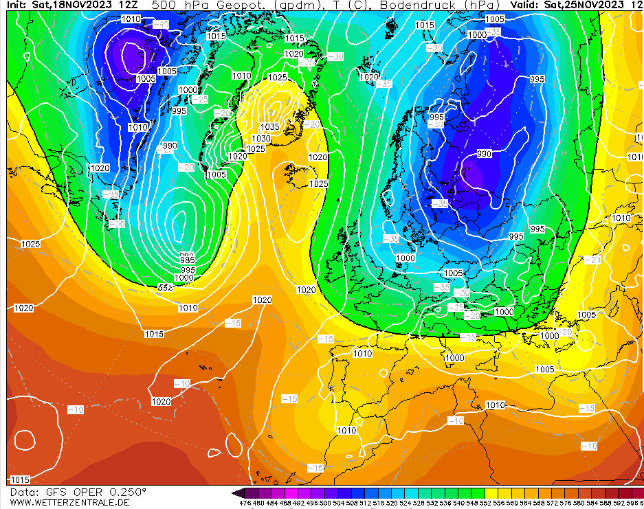 Alpenweerman's tweet photo. Daar waar #GFS12 richting een markant koudere #meridionale setting tendeert (1) wil #EC12 daar niets van weten. Het model opteert juist weer een strak #zonaal regime (2) met uiteindelijk zelfs een (zeer) zachte ZW hoogtestroming. Straks de EC12 ensembles er nog even bij pakken...