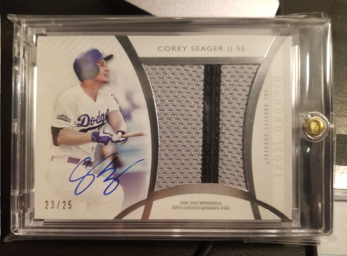 Baseball_Moods's tweet photo. #PCMailday from @frank_lubatti; crazy cool Seager on card auto /25.
Image - 1st inning double vs WAS in Game 6 of 2016 NLDS.
Jersey - Memorial Day series in 2016 vs Cubs in Wrigley
Thanks, Frank! https://t.co/TwA8xLWsBJ