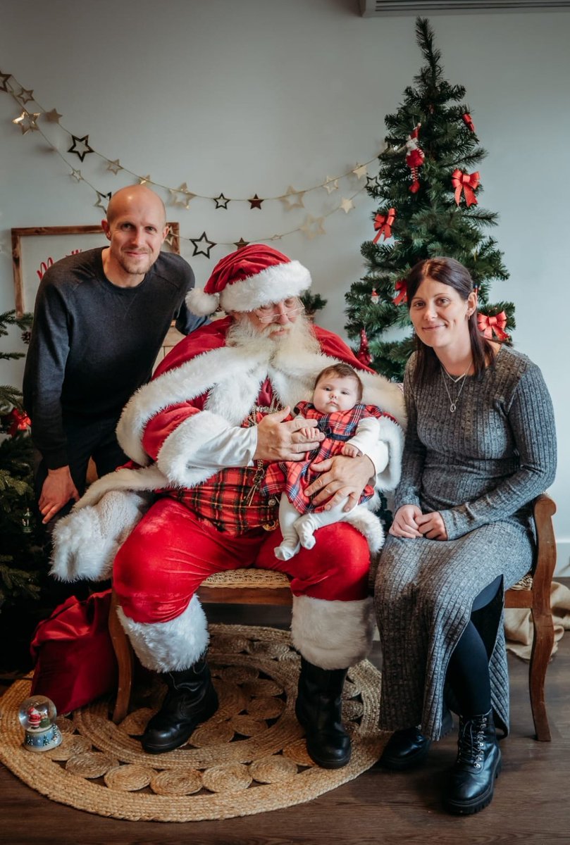 Me and Liana introducing Zarliah to Santa! If she ever sleeps through she might get some presents! 🎅🎁🎄
