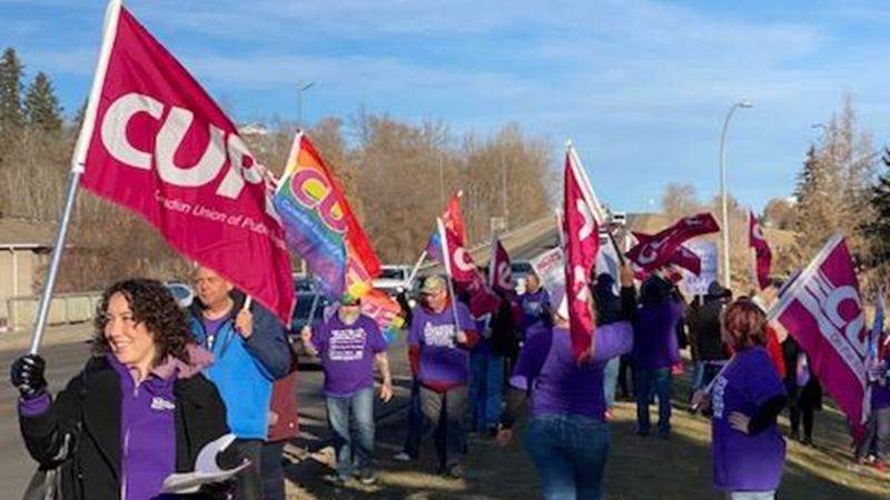 “People choose this vocation not for the money, but because they’re passionate about helping children. They’re working 2 or 3 jobs sometimes, they’re using the food bank, because they’re not being paid a living wage."

rdnewsnow.com/2023/11/15/cup… #reddeer #ableg #abpoli