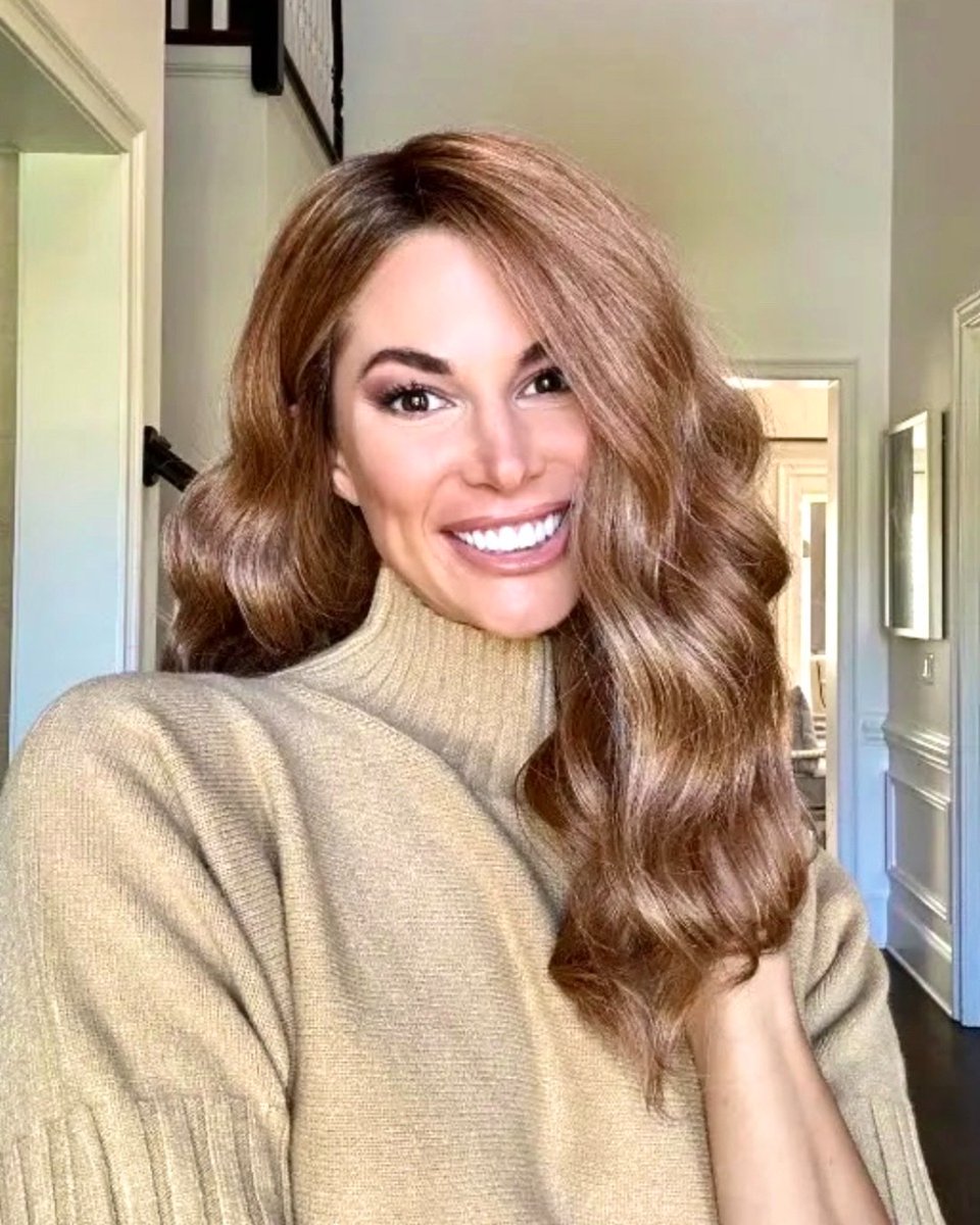 Everyone is raving about this new online exclusive style, Day to Date by Raquel Welch❣️! #WigsComLaunched 🚀
(shwon in RL29/33SS Iced Pumpkin Spice) >  wigs.com/products/day-t…

#RavesforRaquel #DaytoDatebyRaquelwelch #RL2933SS #IcedPumpkinSpice #redwigs #Wigscom