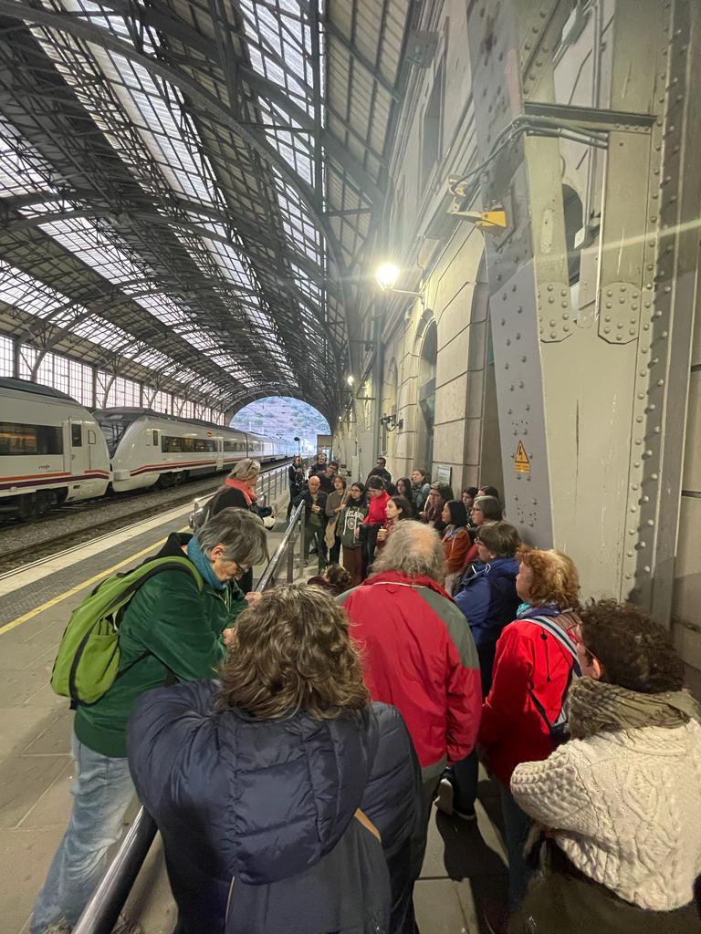 👉 Avui hem anat al nord de #Catalunya amb el cicle #MemòriesdelaTerra.

Hem visitat espais d'exilis que ara acullen models basats en la filosofia del #decreixement.

Hem fet parada a Can Decreix, celebrat una taula rodona a l'Hotel Belvédère du Rayon Vert i visitat Portbou.