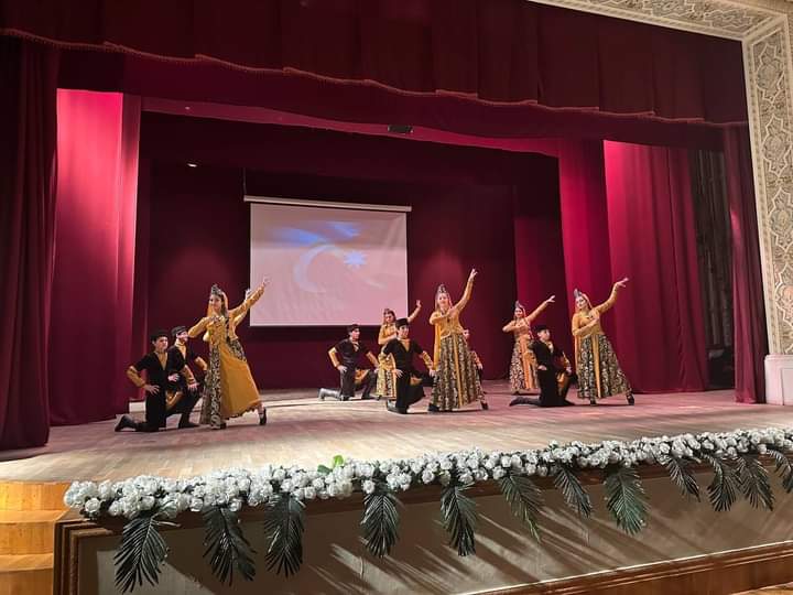 MerdekanMS's tweet photo. 04 Noyabr 2023-cü il tarixində Mərdəkan Mədəniyyət Sarayında Zəfər bayramına həsr edilmiş tədbir keçirildi. Tədbir Azərbaycan Respublikasının Dövlət Himninin səsləndirilməsi və xalqımıza zəfər sevincini yaşadan şəhidlərimizin ruhunun bir dəqiqəlik sükutla yad edilməsi ilə başlad https://t.co/2SLxFe4p8V