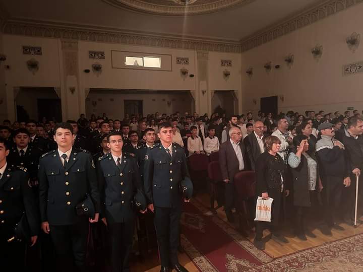 MerdekanMS's tweet photo. 04 Noyabr 2023-cü il tarixində Mərdəkan Mədəniyyət Sarayında Zəfər bayramına həsr edilmiş tədbir keçirildi. Tədbir Azərbaycan Respublikasının Dövlət Himninin səsləndirilməsi və xalqımıza zəfər sevincini yaşadan şəhidlərimizin ruhunun bir dəqiqəlik sükutla yad edilməsi ilə başlad https://t.co/2SLxFe4p8V