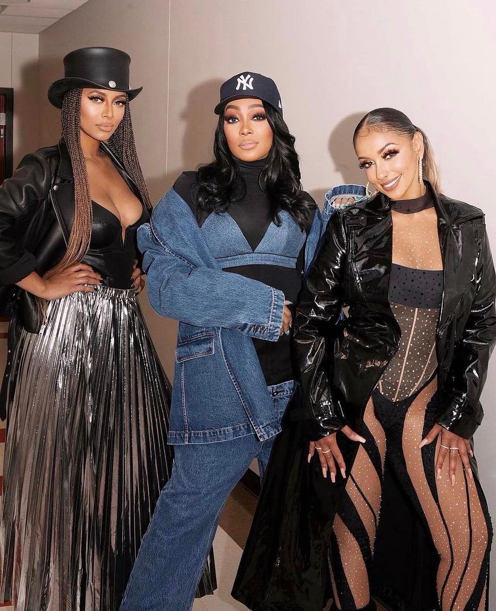 MYAPLANET9's tweet photo. #LadiesofRnB
What a treat with the beautiful queens Monica &amp; Keri Hilson 👑 at Foxwoods 🎭 presented by The Rosendale Group ✨ 

#monica #mya #kerihilson #rnb #live #music #soldout #concert #foxwoods #connecticut #november https://t.co/rNbejPw90O