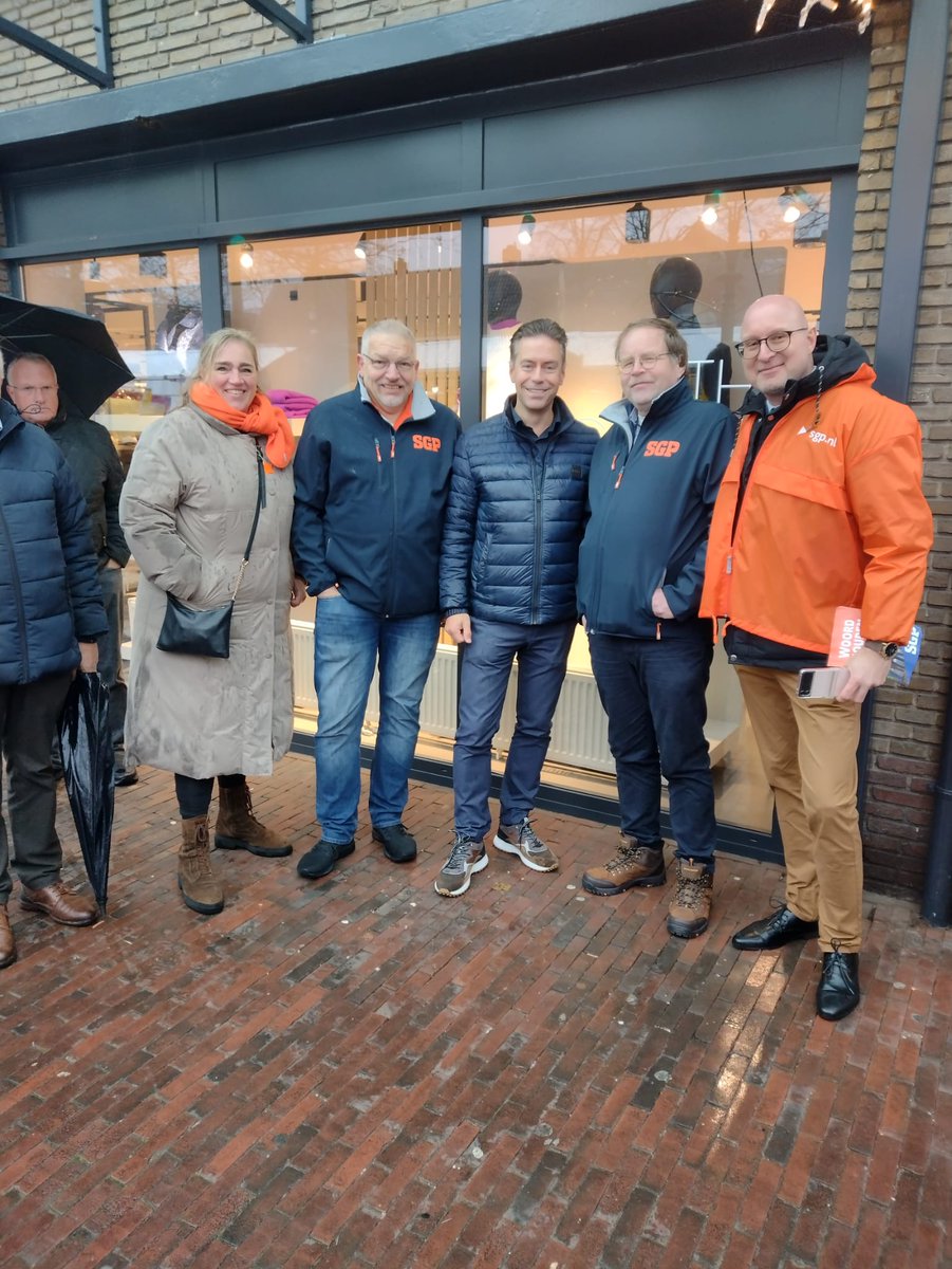 SGP=Woord houden. Dank voor de goede gesprekken en inzet deze dag. Fijn dat Chris Stoffer ook nog langs kwam. Verkleumd en een beetje verregend, maar kijken toch terug op een waardevolle dag. Iedereen fijne avond en goede zondag.
