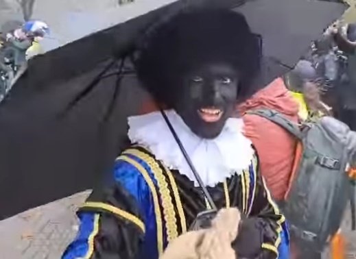 De zwarte Pieten die vandaag aanwezig waren blijven lachen &amp; zwichten NIET voor woke-intimidatie &amp; geweld van de politie! 

Doe een ♥️ &amp; RT als je deze helden steunt!
