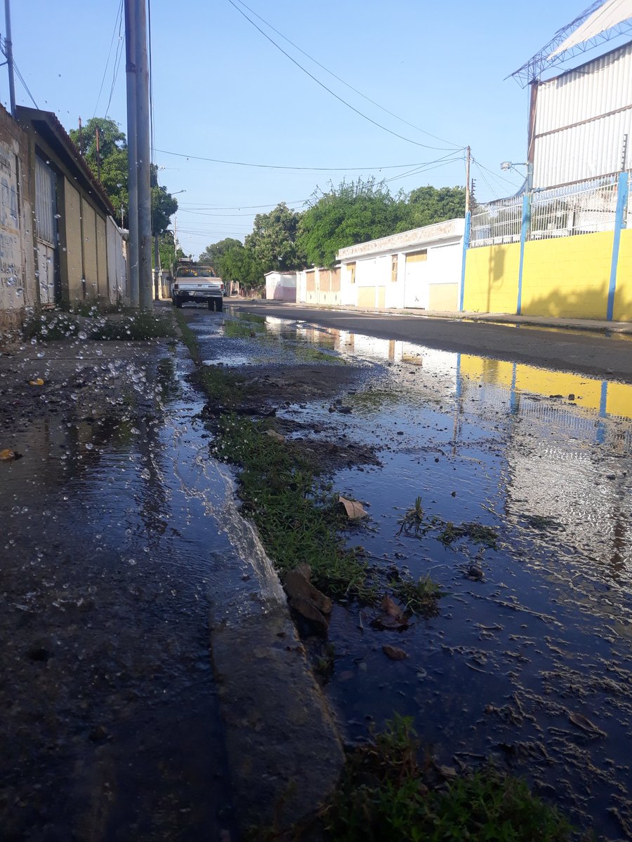 DelVillarCR's tweet photo. @mcboalcaldia @hidrolagoofic @NicolasMaduro 
Así se DESPERDICIA el agua POTABLE en muchas zonas de Maracaibo y en otras NO LLEGA desde ya tiempo atrás. 
DÓNDE está la AUTORIDAD CONSTITUIDA. Es decir. Los FUNCIONARIOS. 
¡auxilio nojoda! https://t.co/HaYsCjofL9