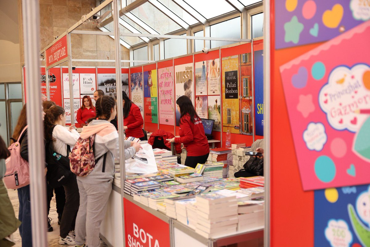 Krenar për shkrimtaren Mira Meksi si fituesja e Çmimit të Madh Kombëtar të Panairit të 26-të të Librit 2023, me romanin “Parisi Vret”. 😊 

Një bravo e falenderim për gjithë stafin organizator të Panairit. I lumtur që Bashkia e Tiranës e mbështeti organizimin e ngjarjes më të