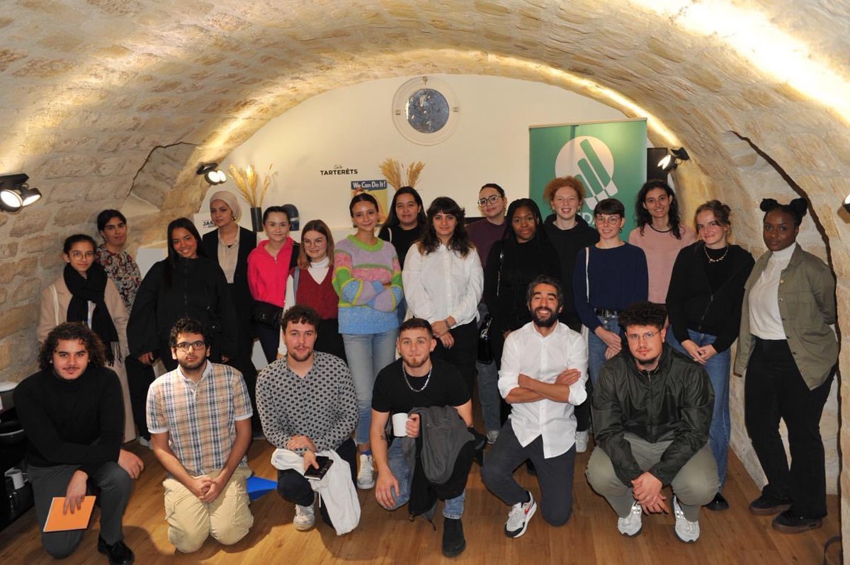 🚀📸 La 4ème promo de la FRAP a fait sa rentrée politique ! 

Merci à<a href="/UlysseRabate/">Ulysse Rabaté</a> d’avoir échangé avec eux sur « la gauche et les quartiers populaires » 

Ces 25 Frapiens s’engagent dans une aventure militante pr  se forger un esprit critique gratuitement en tte autonomie 😉