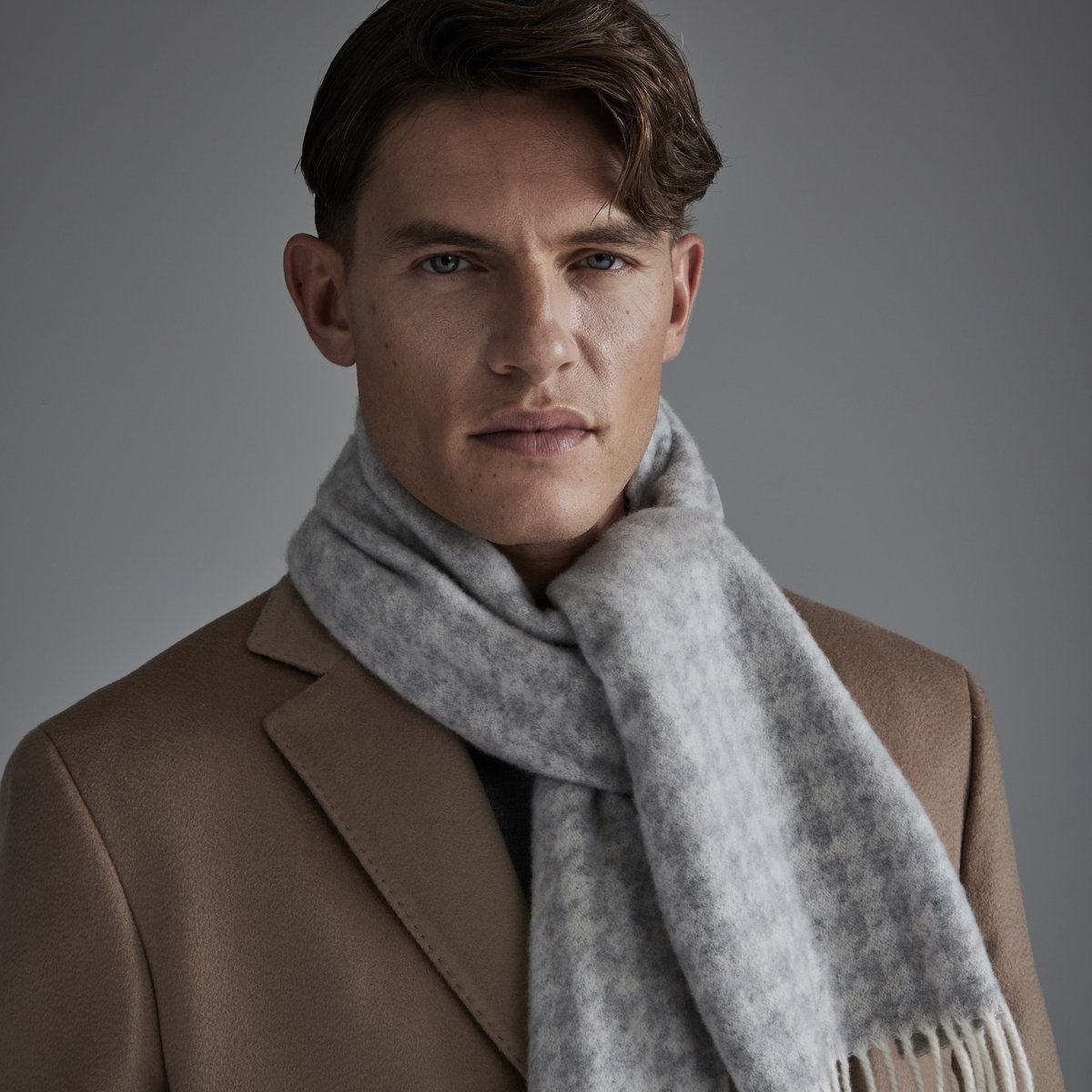 Introducing the Jack Victor Scarf Collection 

Offered in featherweight cotton and silk or soft cashmere, these timeless designs combine comfort and style.
Présentation de la Collection d'écharpes Jack Victor

Proposées en coton et soie ultra-légers ou en doux cachemire, ces desi