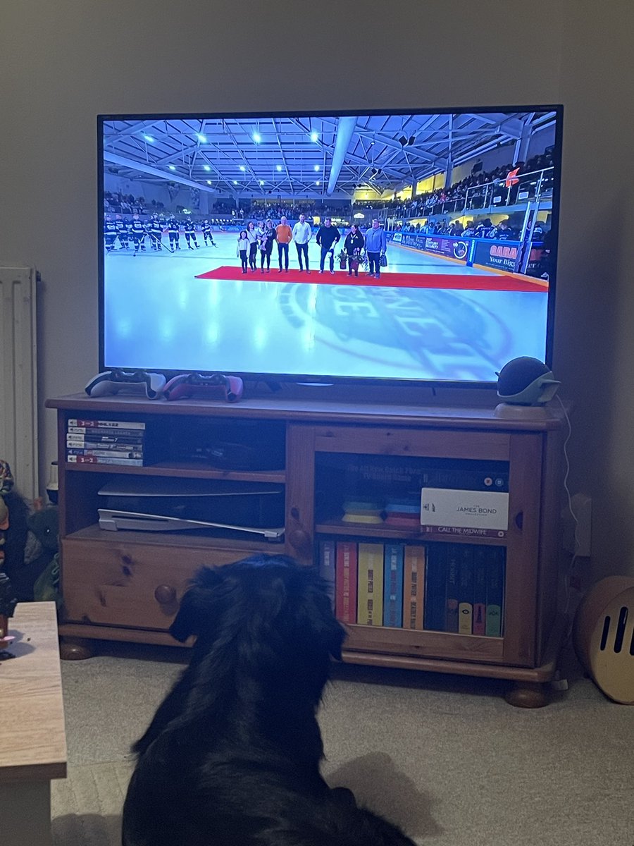 Eden enjoyed watching Leigh Jamieson’s shirt retirement. Now to disappoint Leigh and get a phantoms win tonight! 🤞🏻 #MKvPP