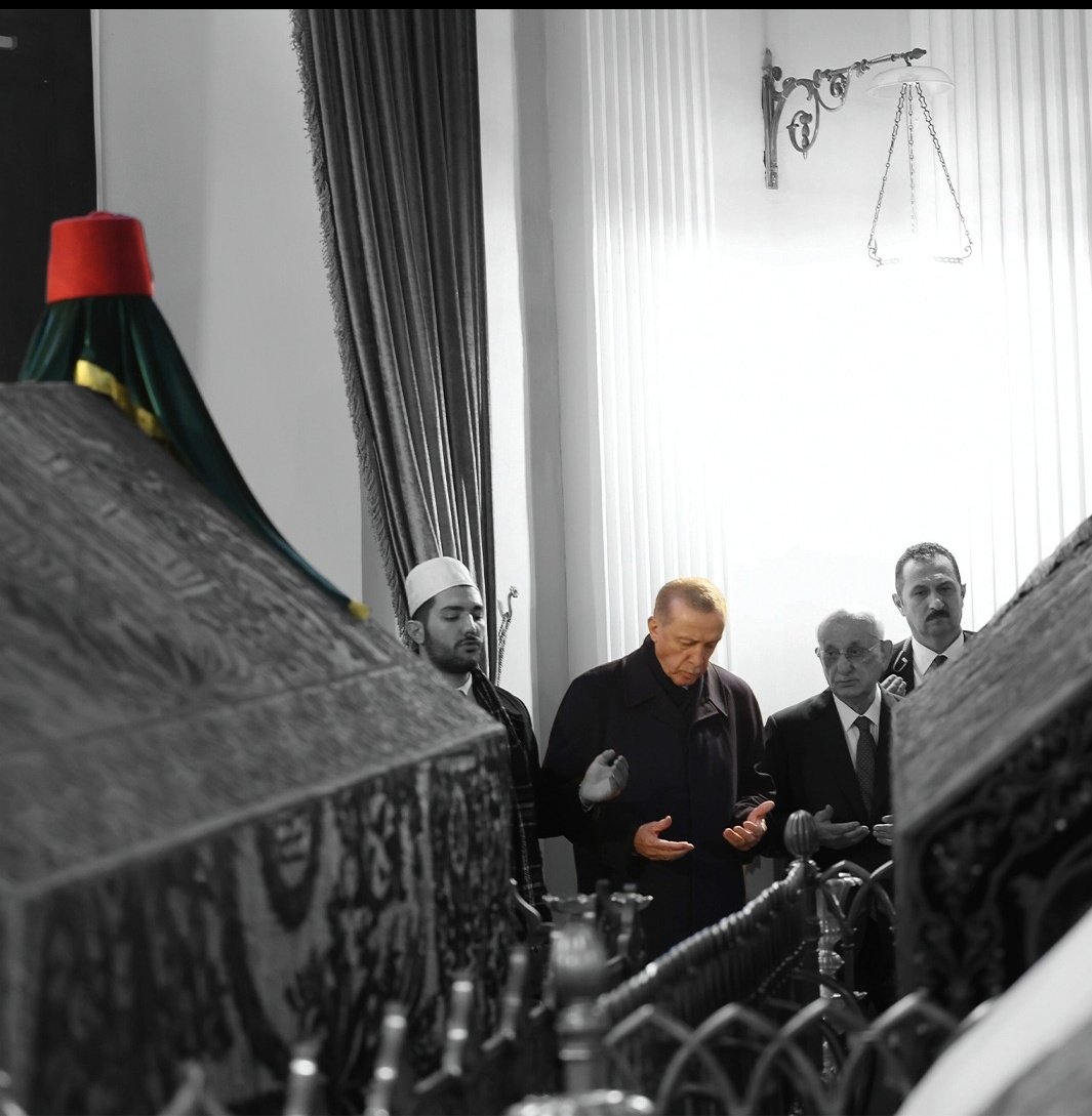 ibrahimkaragul's tweet photo. Bu fotoğrafın altına yazacak ne çok cümlem var. 

Ama beklemek; en güçlü cümlelerden daha çok şey anlatacak bize, biliyorum. 
Çok şey göreceğiz. 

Milletlerin tarihinde 100 yıl hiç bir şeydir. 
Gazze bizimdir, Kudüs bizimdir. 

2. Abdülhamit’in kabrini ziyaret eden Cumhurbaşkanı Erdoğan daha önce ne demişti?

"Her kim; 'Suriye, Irak, Karabağ, Libya, Bosna ve Kudüs'ten bize ne' diyorsa, bilerek veya bilmeyerek büyük Türkiye yürüyüşüne çelme takıyordur."

“Türkiye'nin sınırlarından ibaret bir ülke olmadığını hala kabul etmek istemeyen varsa ya gafildir ya da kafası ve kalbi başka mahfillere kiralanmış haindir."