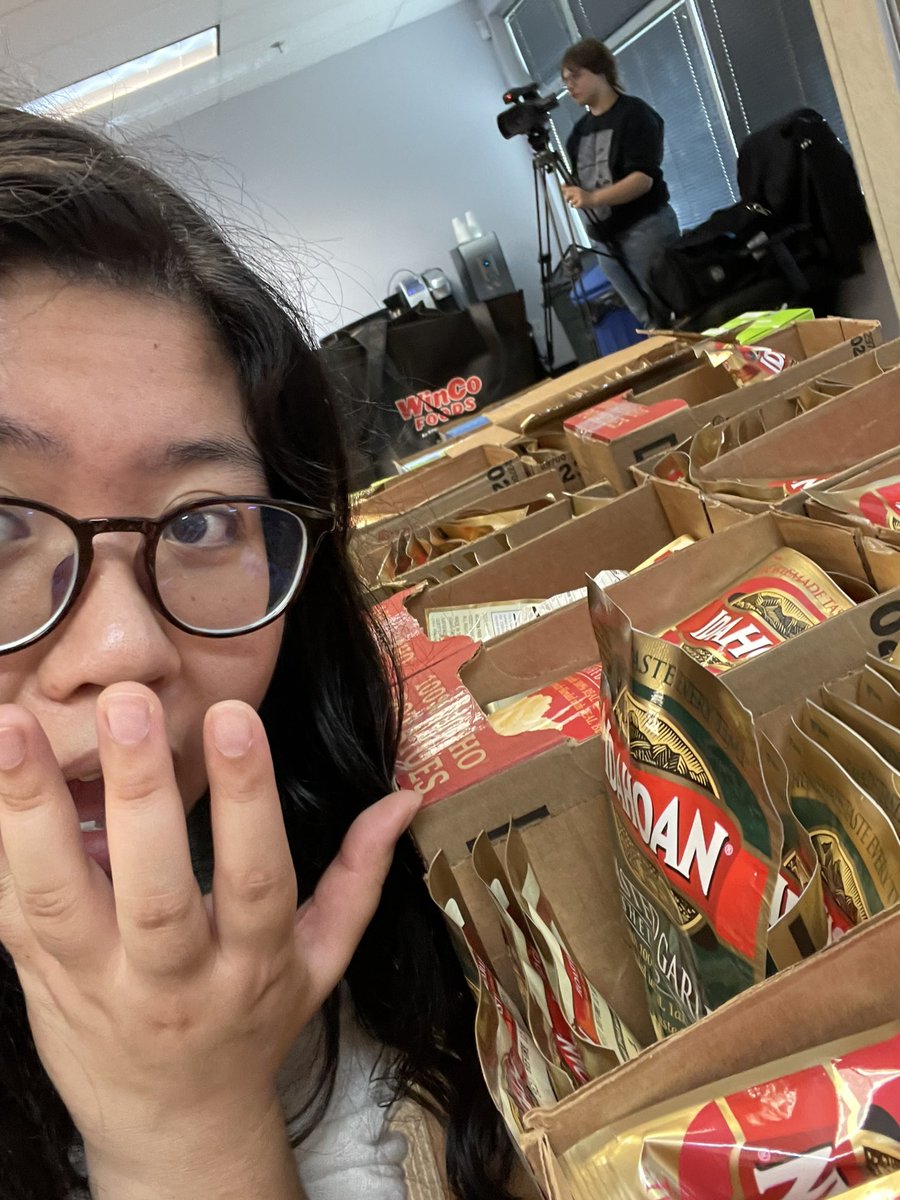lorenzitasantos's tweet photo. Packing hundreds of meals for Holiday Solidarity! 🦃🥔🍞 @LasVegasDSA #MealPacking https://t.co/tDqMRgFyUD