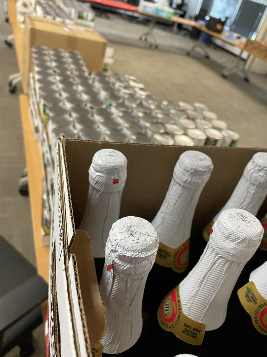 lorenzitasantos's tweet photo. Packing hundreds of meals for Holiday Solidarity! 🦃🥔🍞 @LasVegasDSA #MealPacking https://t.co/tDqMRgFyUD