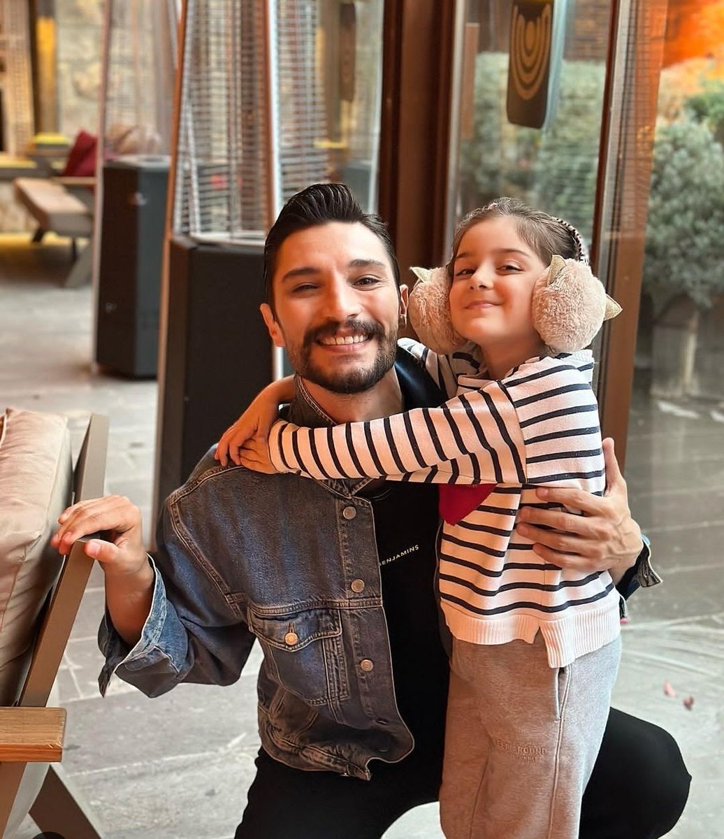 Dinaah312's tweet photo. he's sooo girl's dad coded 🤏🩷

#ilhanşen https://t.co/r02tfuFDqR