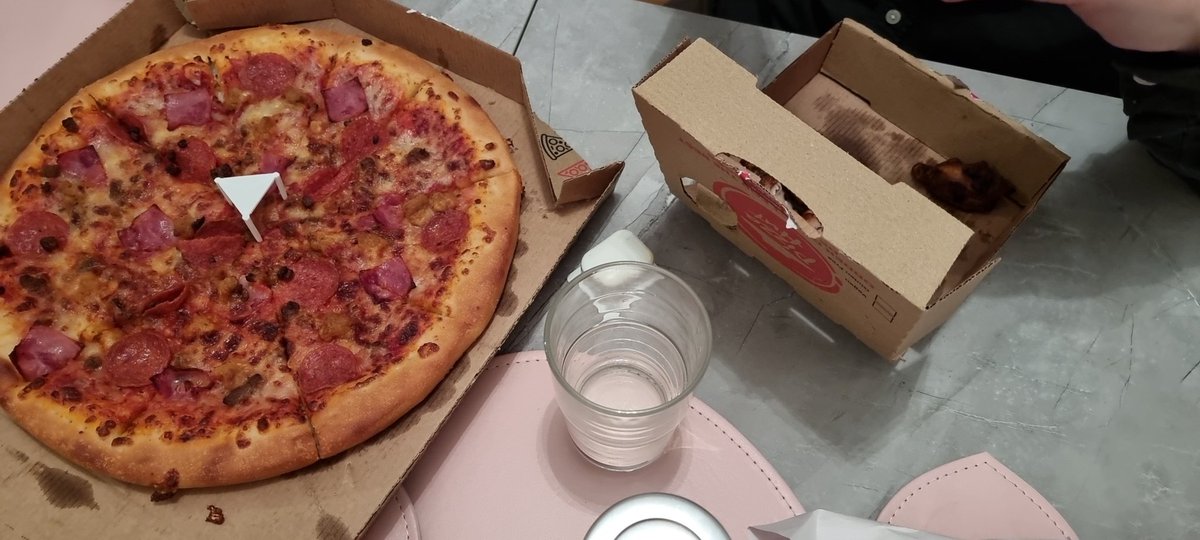 Butta39923779's tweet photo. @pizzahutuk What a disgrace 2 hours 6 mins for pizza delivery thru @JustEatUK driver told us pizza hut prioritise their drivers over just eats drivers pizza stone cold what a shit show #poorcustomerservice #justeat #pizzahut #shitcompany #disgraceful #crapservice https://t.co/LmPDOat9TW