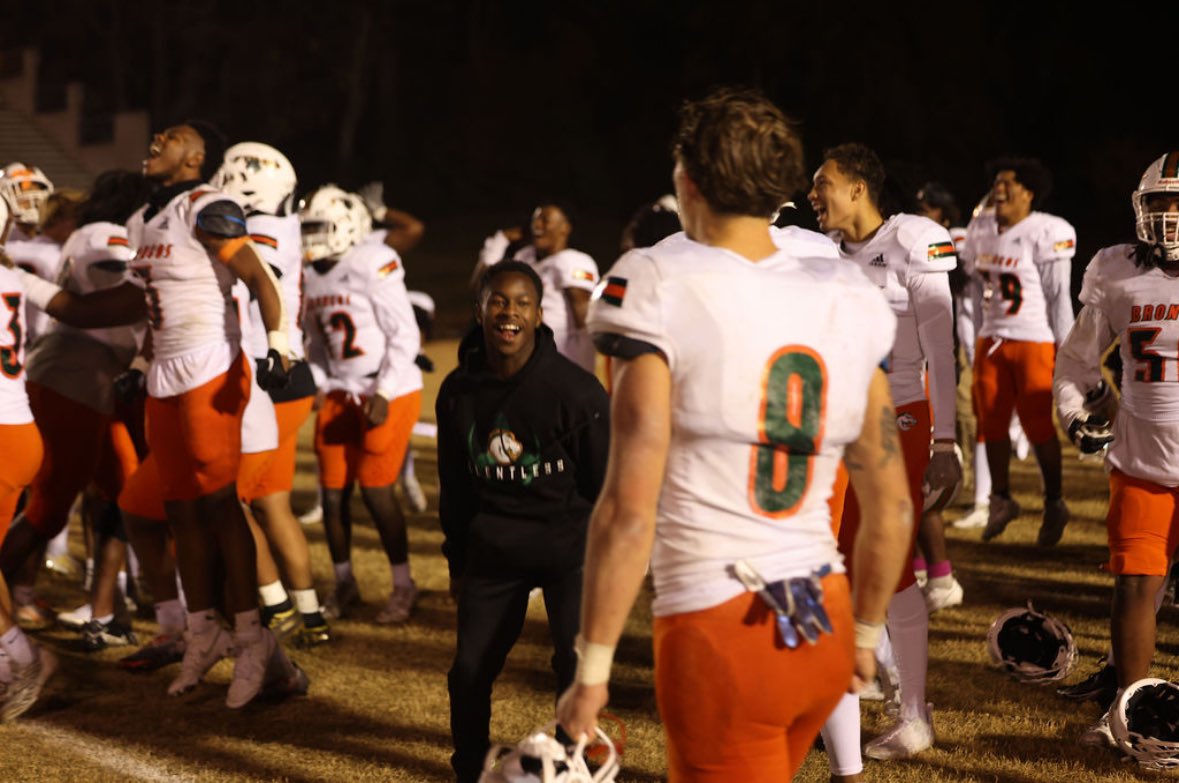 Gkd_D1's tweet photo. https://t.co/Px2jE5AVzD check out my highlights against the 21-20 away win at Louisville Male C/O 2025 TE no.1 in Ky 3.4 GPA @coachnatemcpeek @FDHSCoachHarris @FDouglassFB https://t.co/uqXdnuht9I