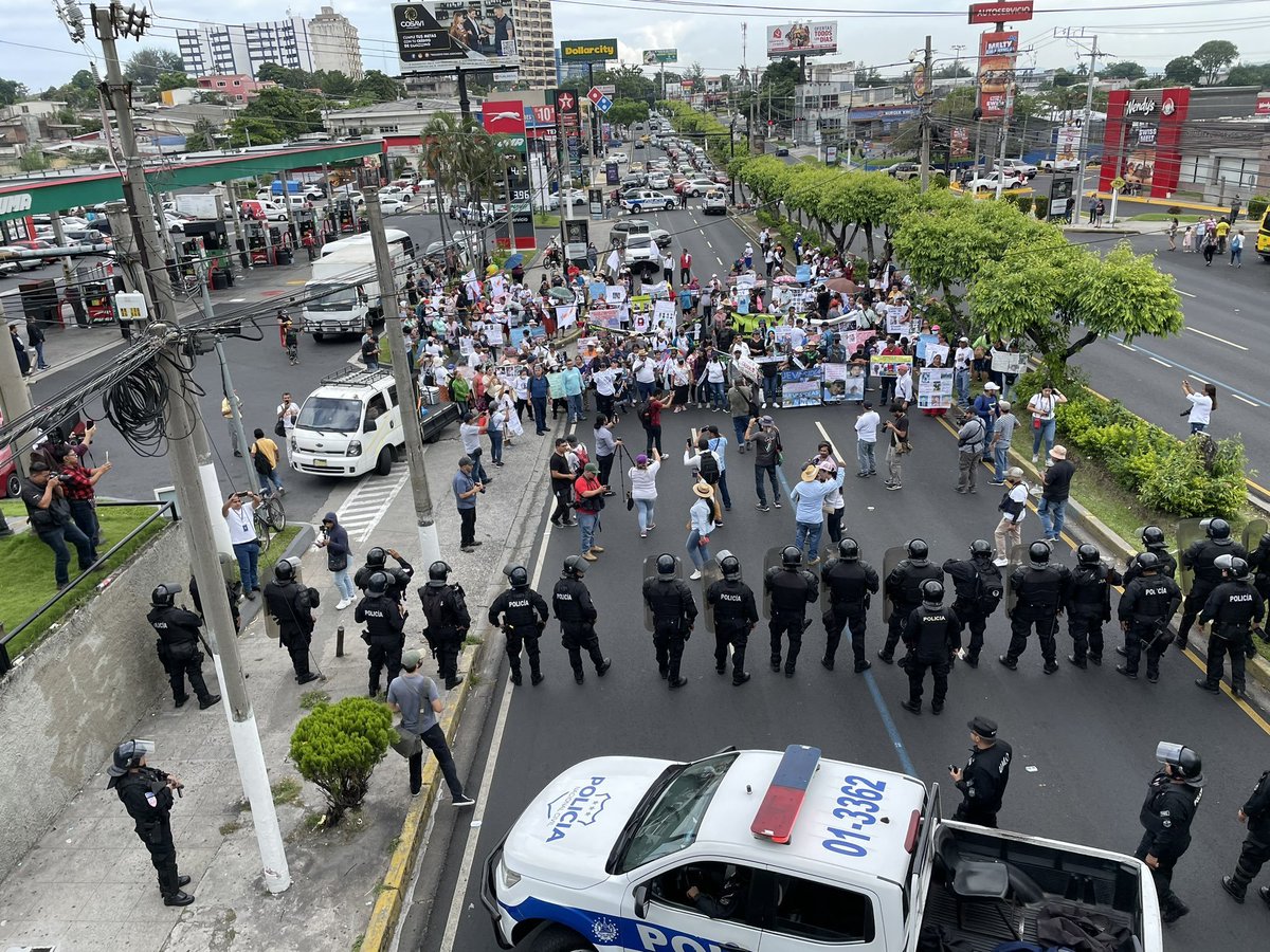 lanoticiasv's tweet photo. #Nacional | El candidato presidencial de @NuestroTiempoSV, @LAParadaF, lideró una marcha en contra del Régimen de Excepción."Esta es una seguridad pública que está basada en las mentiras", dijo Parada.

La marcha hizo un recorrido desde el redondel Constitución hasta el bulevar Los Héroes.