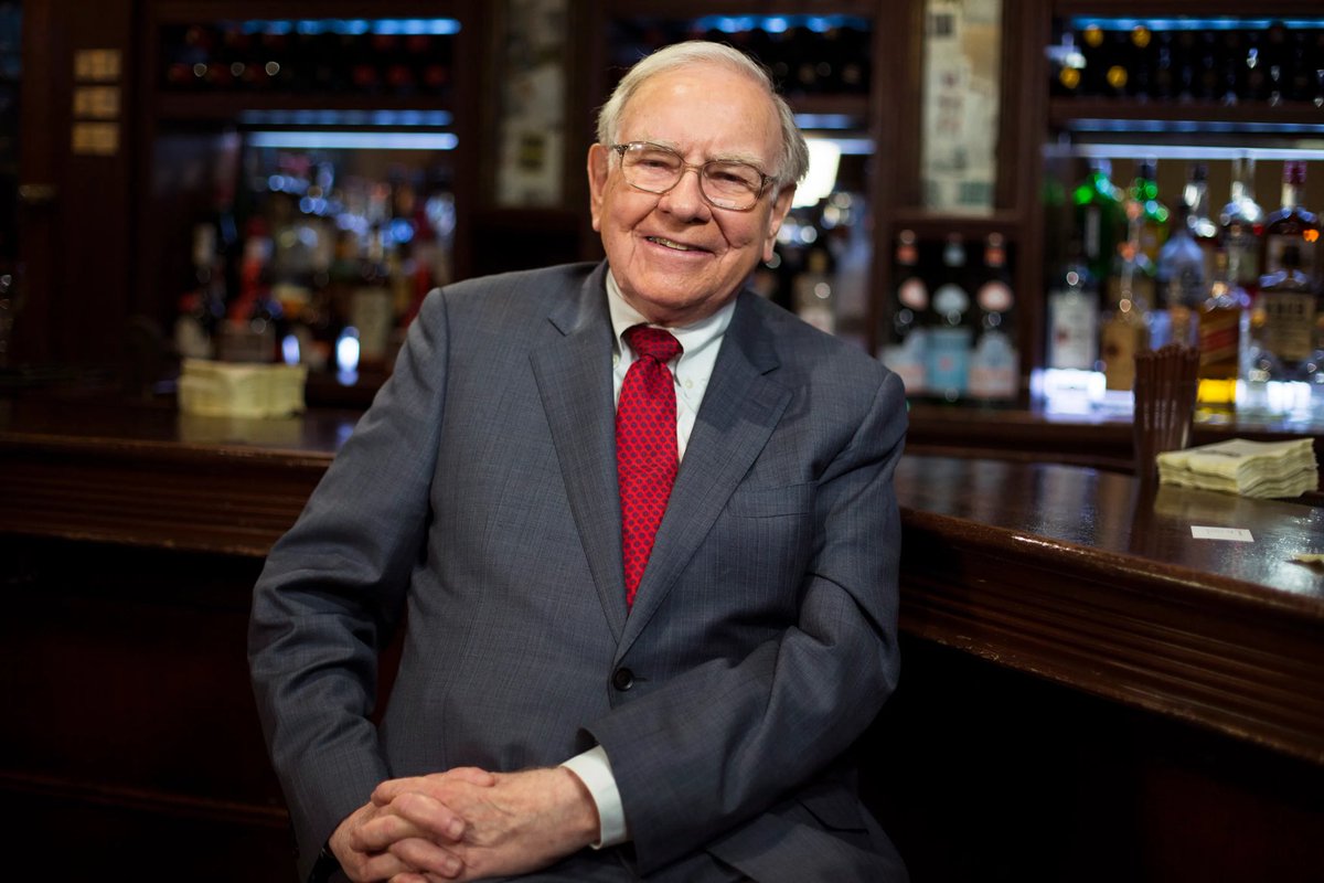 Jmfariasu's tweet photo. He escuchado innumerables veces diferentes charlas de Warren Buffett dirigidas a estudiantes universitarios y hay una reflexión en particular que siempre me ha encantado por las valiosas lecciones que ofrece.

Acá se las dejo:

"Imagina que hoy, al mirar debajo de tu asiento, encuentras un boleto de la suerte que te permite elegir a uno de tus compañeros, con quién has compartido varios años, y obtener el 10% de las ganancias de esa persona durante el resto de su vida.

¿A quién elegirías? Suponiendo que todos comienzan desde cero.

¿En qué pensarías al considerar a quién seleccionar? 

¿Las calificaciones más altas de la clase serían el criterio principal? 

-Probablemente no. 

¿El coeficiente intelectual más alto? 

-También improbable. 

¿La apariencia física? 

-Casi con certeza, no.

En ese instante, pasarían por tu mente diversas consideraciones, y te sorprenderías al descubrir que la mayoría de ustedes elegiría a relativamente pocas personas.

Lo fascinante de esta reflexión es que, al analizar lo que cruza por tu mente, te das cuenta de que no estás pensando en habilidades imposibles de alcanzar para ti mismo. No estás evaluando quién puede saltar siete pies, lanzar un balón de fútbol a 65 yardas o recitar pi hasta 300 dígitos. Estás reflexionando sobre una serie de cualidades de carácter, y la verdad es que cada una de esas cualidades es alcanzable. 

En gran medida, se trata de hábitos.

Ben Franklin, y de hecho, mi antiguo jefe Ben Graham... Cuando Ben Graham tenía doce años, elaboró una lista de las cualidades que admiraba en otras personas y las que encontraba objetables. Al revisar esa lista, notó la ausencia de habilidades extravagantes, como correr los 100 metros en 9.6 segundos o saltar siete pies.

Todas eran características que simplemente requerían la decisión de ser ese tipo de persona. En la juventud, se tiene la oportunidad de tomar esa decisión. Con el tiempo, se vuelve más difícil.

Alguien sabiamente dijo: 'Las cadenas del hábito son demasiado ligeras para sentirse hasta que son demasiado pesadas para romperse'. 

Y en términos de comportamiento, observo esta realidad constantemente.

La formación de hábitos correctos es crucial desde temprana edad. Aquellos hábitos que admirarías en otra persona, aquellos que te llevarían a querer comprar el 10% de esa persona, son absolutamente alcanzables.

Si te vieses en la situación de vender en corto a otro miembro de tu clase y tuvieras que pagar el 10% de sus ganancias, nuevamente, no elegirías a la persona con las calificaciones más bajas. Buscarías a quien siempre busca atajos, reclama crédito por cosas no realizadas y nunca llega a tiempo. Son esas pequeñas cosas aparentemente insignificantes las que realmente determinan el rumbo a largo plazo.

Las personas que observo funcionar de manera excepcional no son necesariamente las más inteligentes, sino las más eficientes. Y son estas cualidades de carácter las que marcan una diferencia significativa en el largo plazo.

Mi sugerencia para ti es que reflexiones sobre esa persona a la que comprarías el 10% y la que venderías en corto, y pienses en las razones detrás de tu elección. Luego, hazte las siguientes preguntas: ¿Qué en este lado izquierdo de la lista no puedo lograr por mí mismo? y ¿Qué en el lado derecho de la lista no puedo eliminar por mí mismo si lo poseo?

Al final, decide ser la persona a la que comprarías el 10%.

Esa es la lección de hoy."
