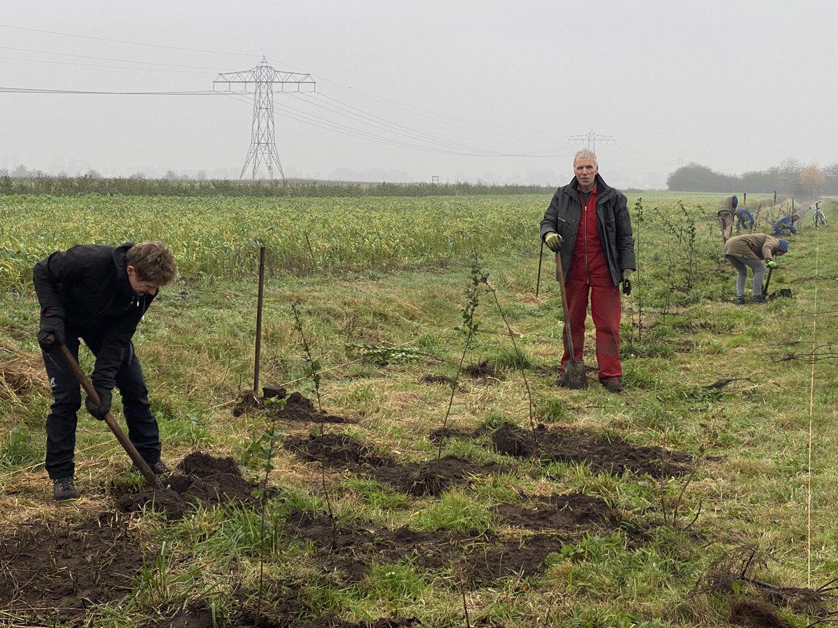 OikeVla's tweet photo. ‘Struikrovers!’ ‘Mooi waark!’ ‘Goed bezig!’ riepen passerende fietsers naar de vrijwilligers die #veldstruweel plantten in #Boerenbuitengebied Muntendam. Weer enkele tientallen meters leefgebied voor zangvogels en en patrijzen erbij. https://t.co/1MY5GCBC2S