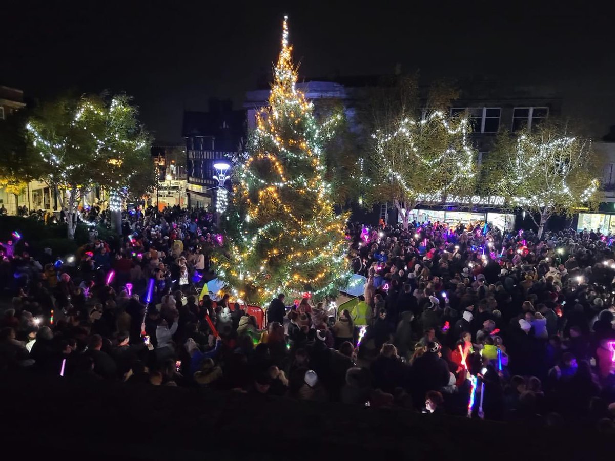Vie_Medic's tweet photo. Hello Christmas 🎄🎅🏼🤶🏻🎄

A great team today who enjoy their shifts &amp; events with @rotherhamcouncil as their preferred medical provider 

☎️ 0330 111 8679
📧 enquiries@viemedic.co.uk 

#VMS 
#qualitysaveslives 
#professionalmedics 
#familyevents
#christmastree 
#FluxRotherham https://t.co/FS7bHyyaul