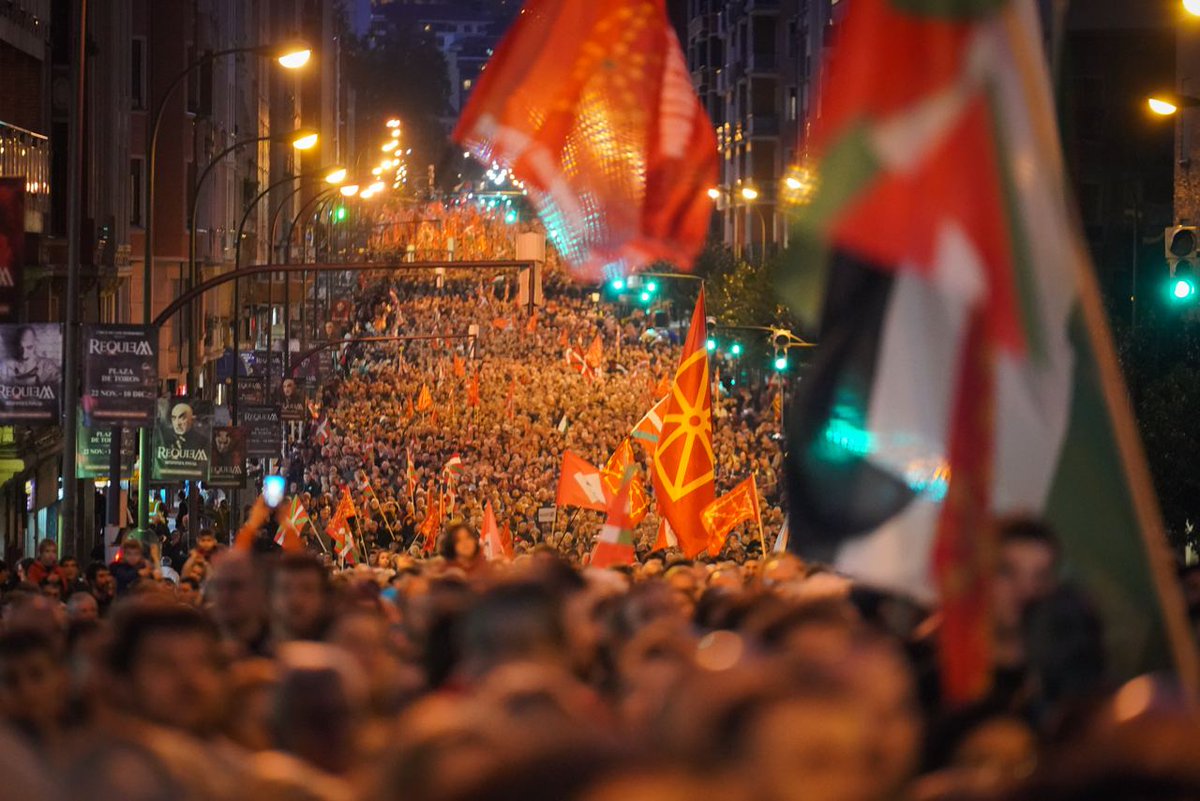 EHBilduNafarroa's tweet photo. Ilusioa, anbizioa eta duintasuna izan dira nagusi gaur Bilbon. Autonomia kalea, gainezka.

Hemos reivindicado alto y claro que somos una nación.

#NazioaGara | Gora Euskal Herria antifaxista! ✊ https://t.co/Tk7PTtH6RJ