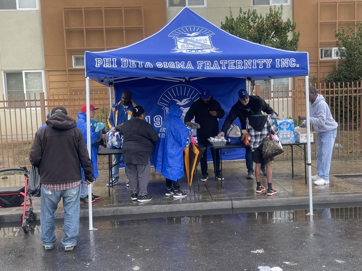 EpDeltaSigma's tweet photo. #Fresnosigmas out serving this morning. Handing out blankets, sweatshirts, socks, food and water. Culture for Service and Service for humanity!!! @pbs_1914 @PBSWestRegion https://t.co/ExcztGo0dk