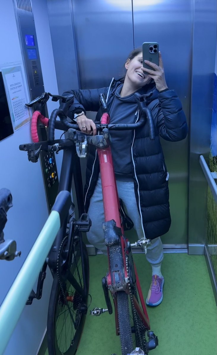 speed_skater's tweet photo. J’arrivé en France. Un p’tit stop rapide pour la nuit suivi d'un long jog matinal demain avant la deuxième étape du trajet. 

Never a dull moment. Taking my two kids everywhere I go 😂 

#RideBMC https://t.co/EQ3INVciTK