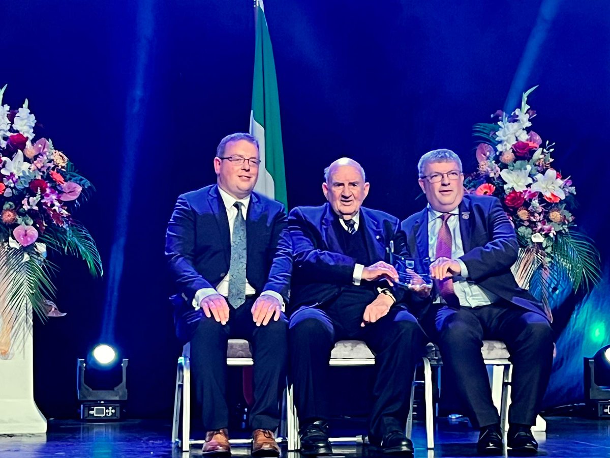 CarberyRangers's tweet photo. 💚🤍💛 @CarberyRangers Bill Harte received a very well deserved " Lifetime Service Award  " for his dedication to Scór since it's inception,  today at The @officialgaa All Ireland Scór Sinsir Final in Killarney. 
Congratulations to Bill , his Wife Mary and family. 👏💚🤍💛🇮🇪 https://t.co/IL6ViMGJ37