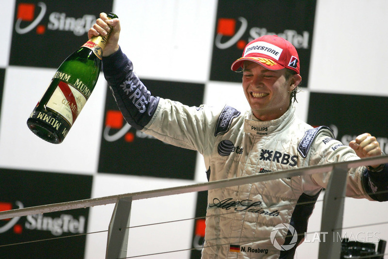 Formula0_versee's tweet photo. 53/53

Nesse caos que chamamos de Corrida @iridoF0 vence , @WebberF0Verse fica em segundo gerando uma dobradinha da @SauberF0 

Lá atras Coulthard ultrapassa Rosberg mas na última curva é seu pneu que estoura e @Rosbergf0 recupera a posição e finaliza no pódio https://t.co/t1GBhzIxKl