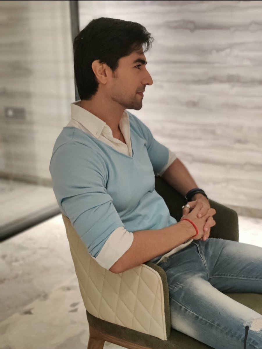 naanwchickenn's tweet photo. His side profile never fails to SERVEE 🔥...Such a fineee man 🤌🤌💘💘💘💘
#HarshadChopda https://t.co/UeF9icmgql