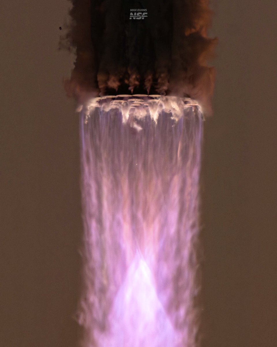 TechSpatiales's tweet photo. Dans cette image :
- 7600 tonnes de poussée.
- 21,4 tonnes d'ergols crachés chaque seconde par ces 33 moteurs combinés.
- Vitesse d'éjection des flammes : 3,2 km/s.
- Et des millions d'heures de travail, de sacrifices personnels, de galères et de joies pour arriver à ça. https://t.co/BCpxlOtGST