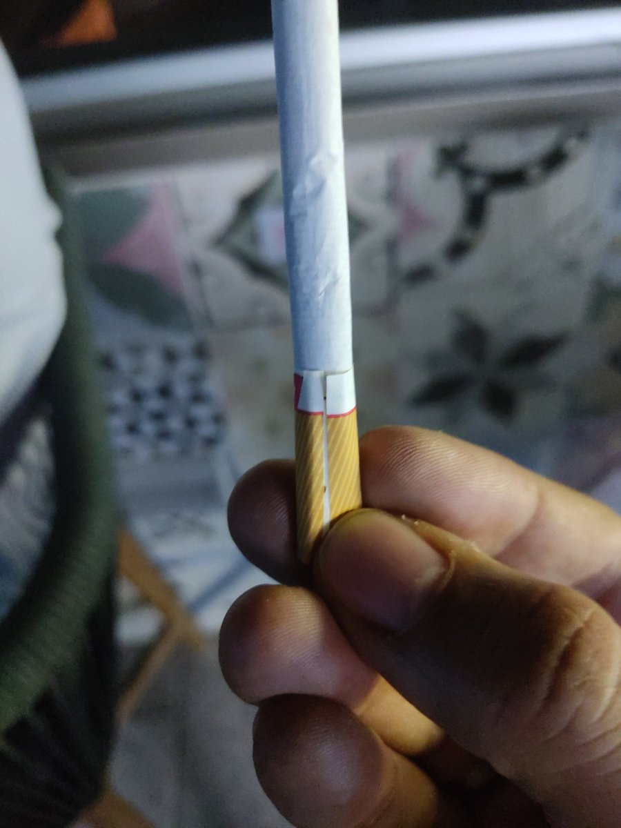 BailonBlack's tweet photo. Que pasa con @RBHinc que viene un cigarro mal liado en todos sus paquetes? https://t.co/IOvBScy53X