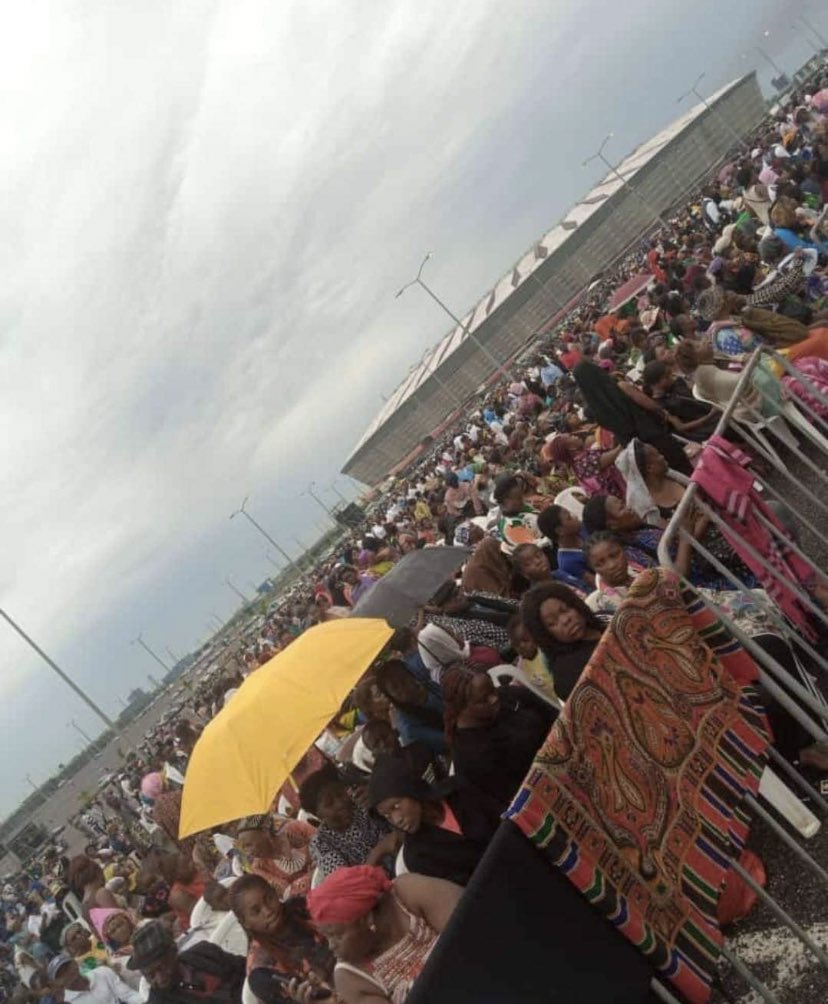 Achille_Assako's tweet photo. Au moins 10 km de bouchons sur chaque voie d'accès au stade de Japoma
Plus de 200 000 personnes rassemblées dans le parking du stade -
on peut confirmer que les Camerounais et leurs voisins Gabonais et Congolais ont soif de la Parole qui sauve et guérit par Jésus Christ
#Kanguka https://t.co/to9SX4QejQ