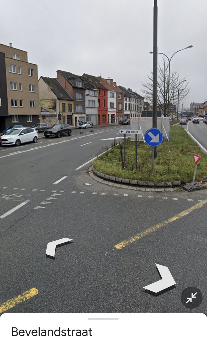 Samblanx's tweet photo. @GentseFlikken komende van Dampoort, afslag voor Dok Noord, dat reclamebord in de middenberm. Enig zicht op aankomend verkeer is onmogelijk. https://t.co/Uh57vs4cbq