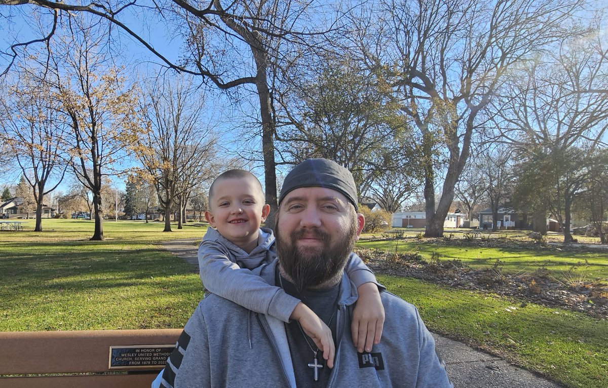 JakeFortyX's tweet photo. Beautiful day at the park today.  Crazy how nice the weather is this weekend!  
W @MrsForty01 https://t.co/YInAQ0gwf3