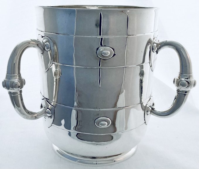 AlmanacAntiques's tweet photo. A tyg was a multi-handled #drinkingvessel that could be passed around and used by multiple #drinkers. https://t.co/yRzyKVRAUA https://t.co/vIJGRLkI8M