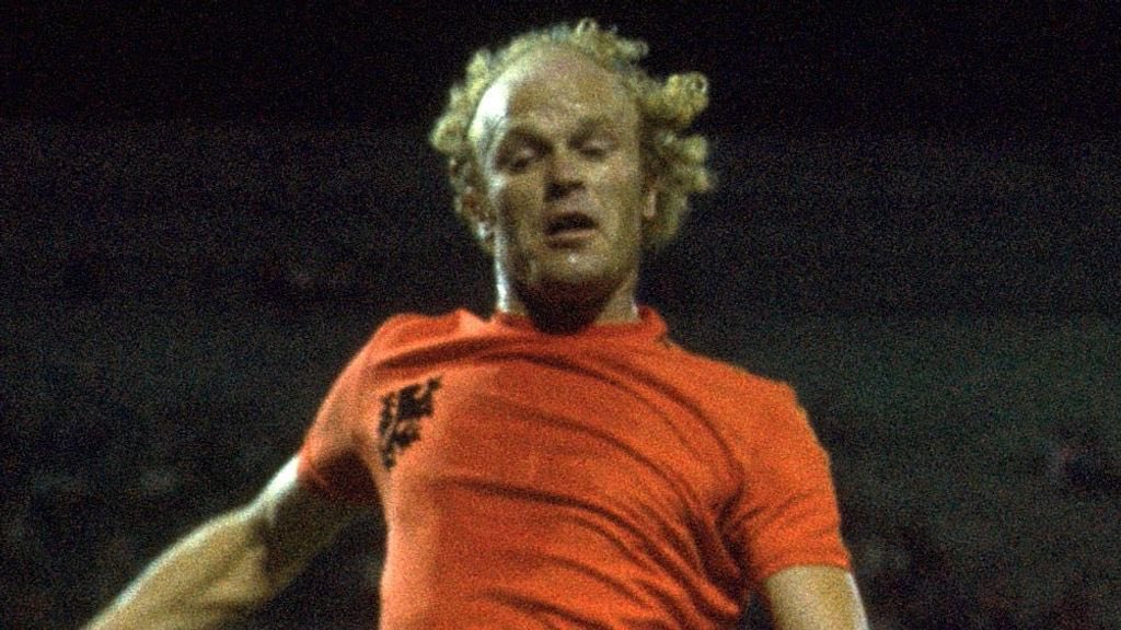 loulellie's tweet photo. @KNVB Waarom speelt het #Nederlandselftal niet met rouwbanden?? #RuudGeels was inmers ook een international. @OnsOranje #NEDIER #Nedirl https://t.co/1FQCpDB6TU
