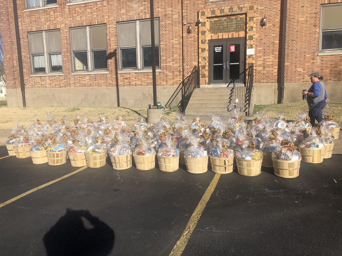 It was a beautiful morning at Bowerman Elementary School as James River Church blessed 90 families with all the groceries needed for a Thanksgiving feast!