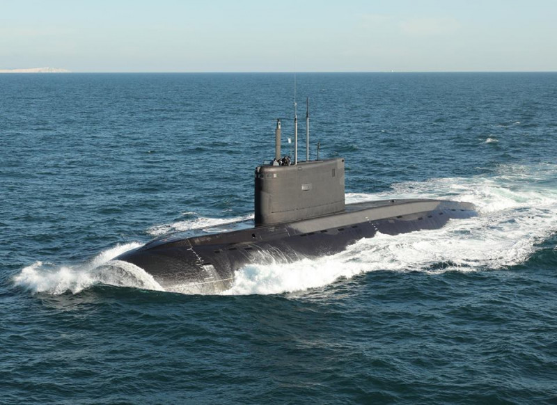 kmldial70's tweet photo. The #AlgerianNavy #submarine power !
six super quiet, land attack capable #KiloClass could be a nightmare for any #naval power in the world.
How would be the confrontation of the kilo class with the new #french #SuffrenClass subs ?
#Navy https://t.co/6gzv4eeKqY